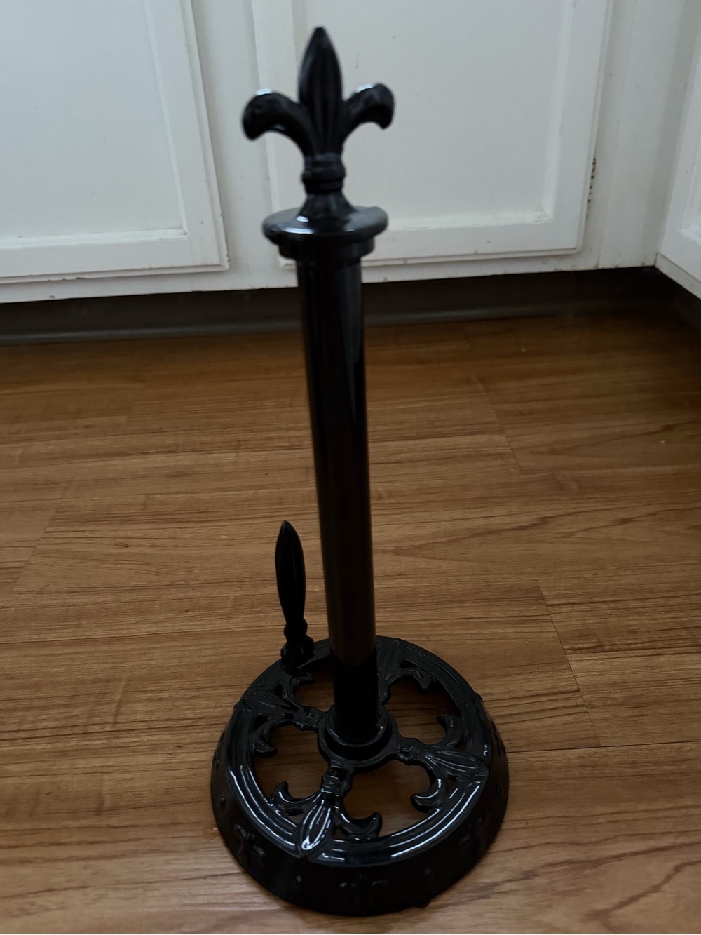 Black paper towel holder with Fleur-de-Lis